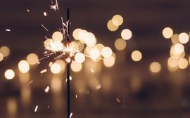 Nahaufnahme einer Wunderkerze, sehr schön, festlich und glitzernd