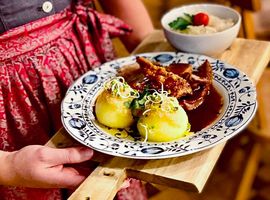 Klos_mit_Schweinebraten.jpg