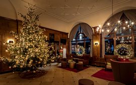 Lobby of the Platzl Hotel in Munich with Christmas decorations and a Christmas tree.