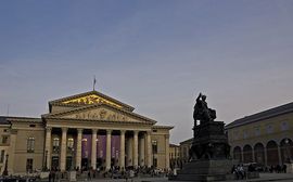 Aufnahme des Münchner Opernhauses in der Abenddämmerung.