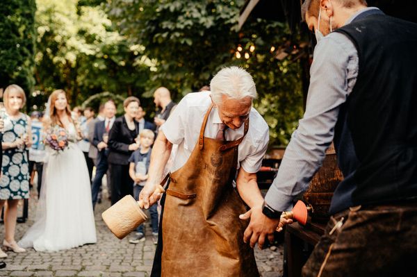 Traditioneller Fassanstich auf einer bayerischen Hochzeit im Marias Platzl Hotel München.