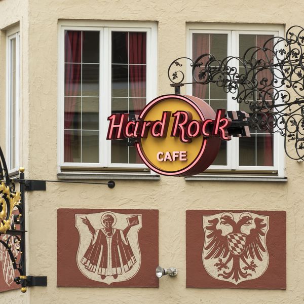 Schild des Hard Rock Cafés am Platzl vor schöner Häuser-Fassade.