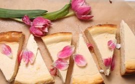 Käsekuchen _6 Birnen-Schokoladentarte, dekoriert mit rosafarbenen Tulpen.