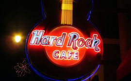 Gitarrenförmiges Logo des kultigen Hard Rock Cafés in München bei Nacht.