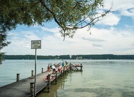 Guests on a bathing jetty at Lake Ammersee in the vicinity of Munich.
