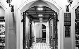 Black and white photo of the corridors in Platzl Hotel in Munich.